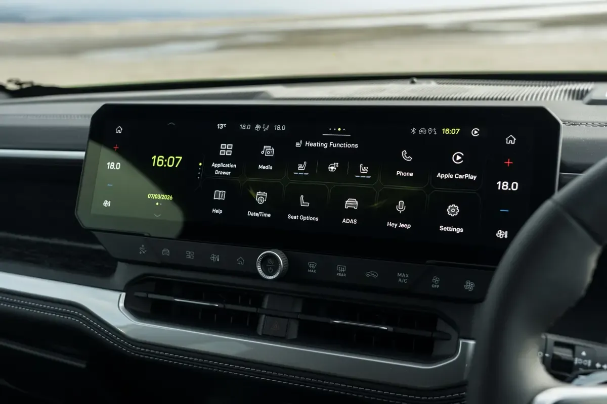 Elettronauti - Jeep Compass Electric 4xe - Infotainment - Vista della plancia