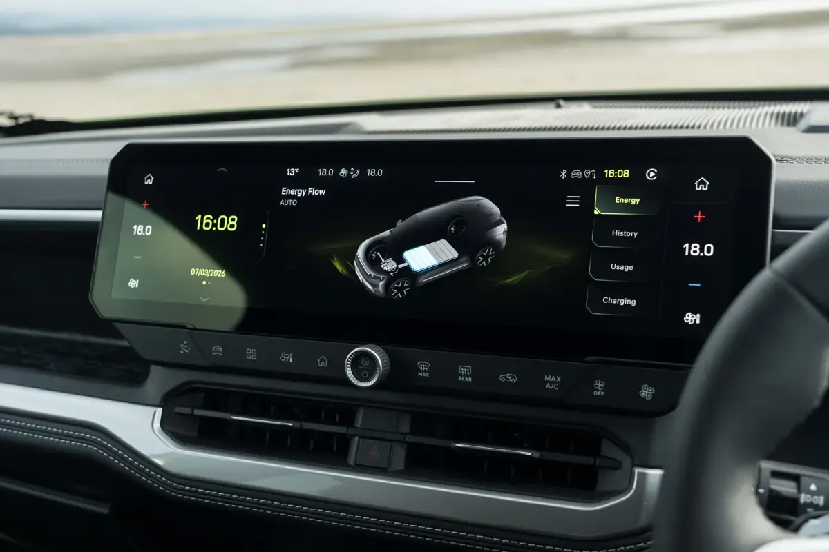Elettronauti - Jeep Compass Electric 4xe - Infotainment - Vista della plancia