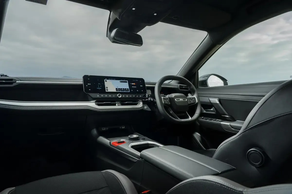 Elettronauti - Jeep Compass Electric 4xe - Interni - Vista della plancia