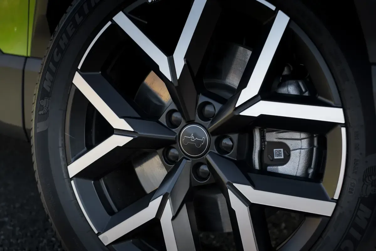 Elettronauti - Jeep Compass Electric 4xe - Cerchio - Vista laterale