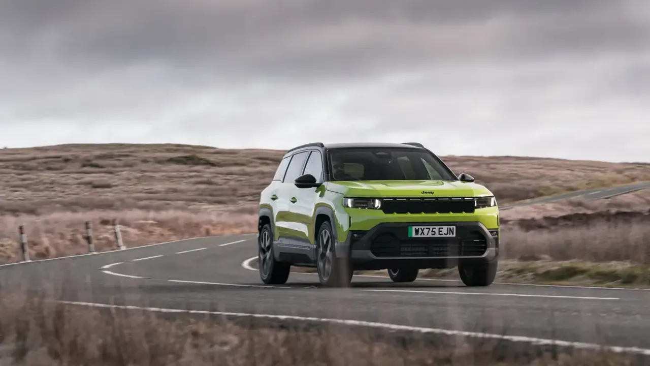 Elettronauti - Jeep Compass Electric 74kWh FWD - Giallo - Esterno - Vista anteriore a tre quarti