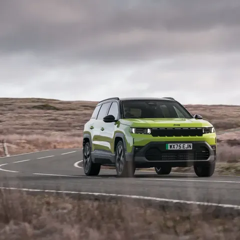 Elettronauti - Jeep Compass Electric 74kWh FWD - Giallo - Esterno - Vista anteriore a tre quarti