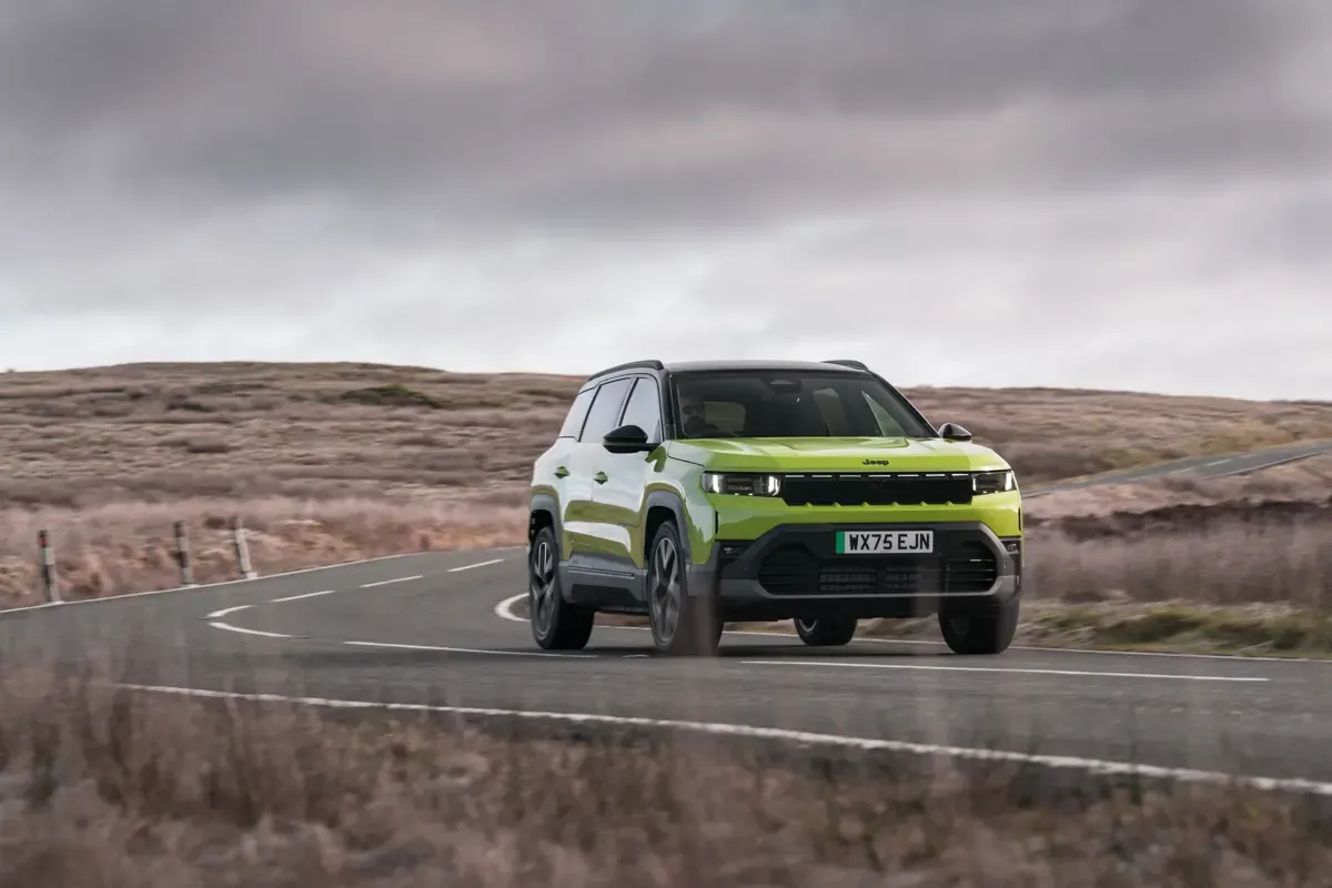 Elettronauti - Jeep Compass Electric 74kWh FWD - Giallo - Esterno - Vista anteriore a tre quarti