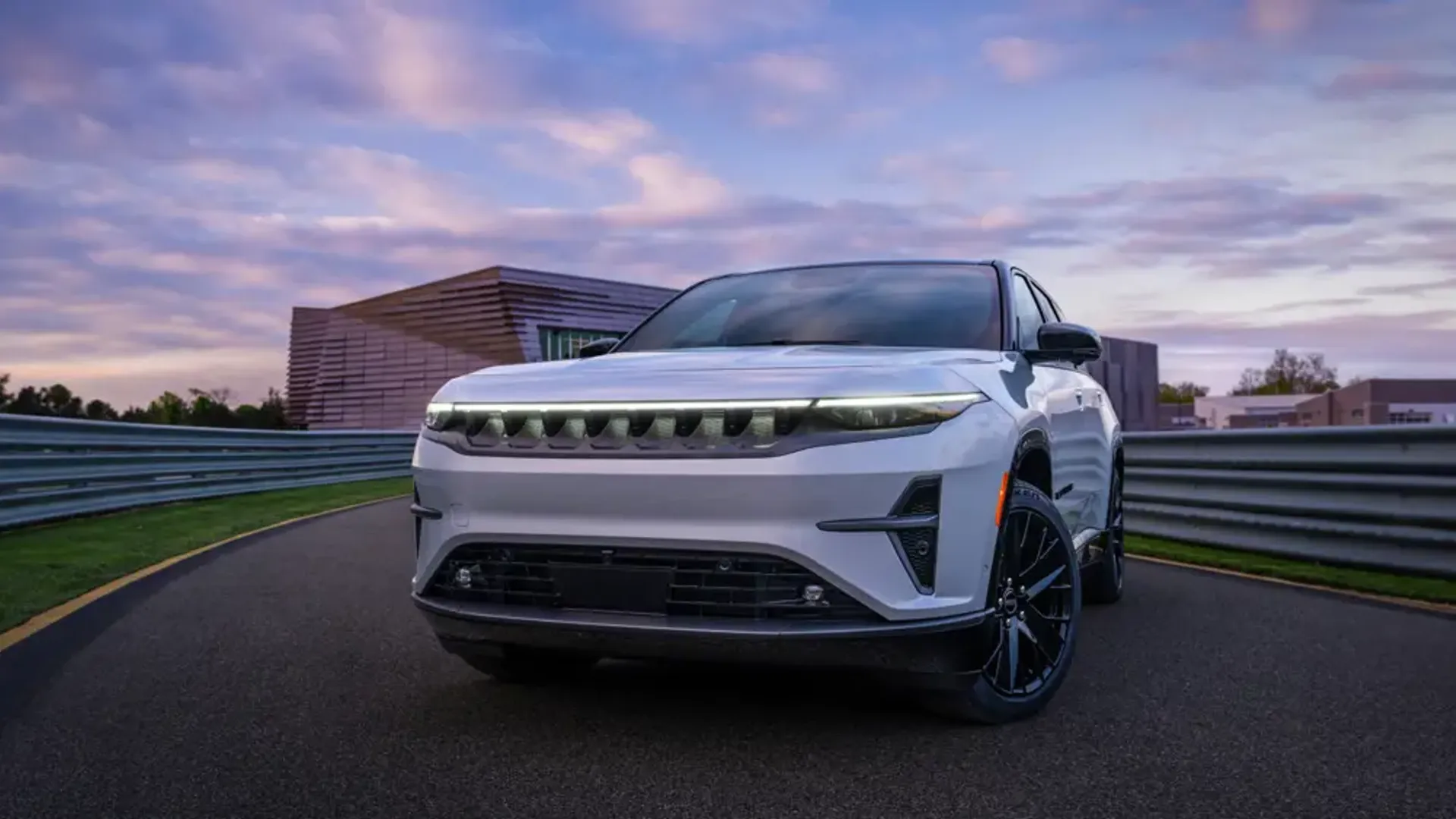 Elettronauti - Jeep Wagoneer S - Grigio - Esterno - Vista anteriore