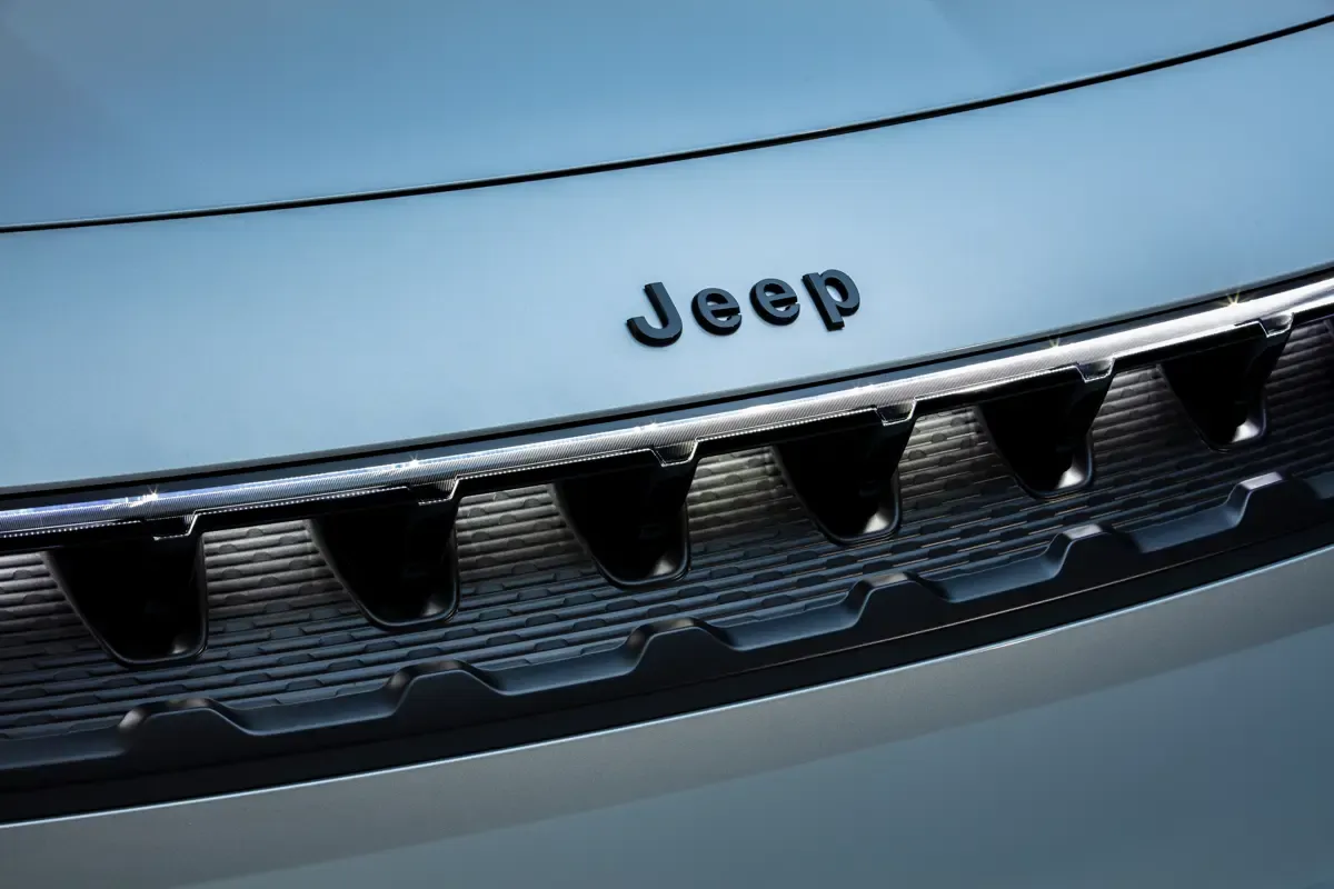 Elettronauti - Jeep Wagoneer S - Esterno - Vista anteriore a tre quarti
