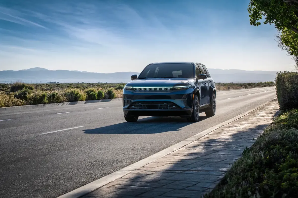 Elettronauti - Jeep Wagoneer S - Nero - Esterno - Vista anteriore a tre quarti