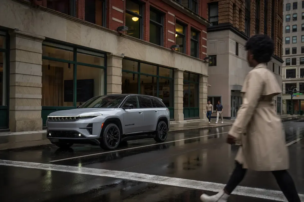 Elettronauti - Jeep Wagoneer S - Nero - Esterno - Vista anteriore a tre quarti