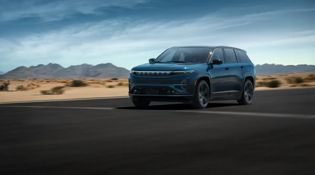 Elettronauti - Jeep Wagoneer S - Nero - Esterno - Vista anteriore a tre quarti