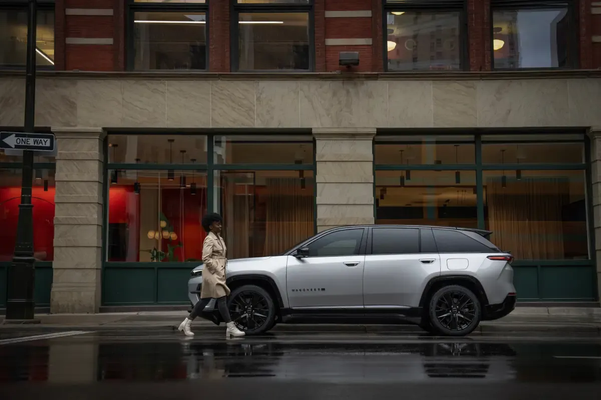Elettronauti - Jeep Wagoneer S - Blu - Esterno - Vista anteriore a tre quarti