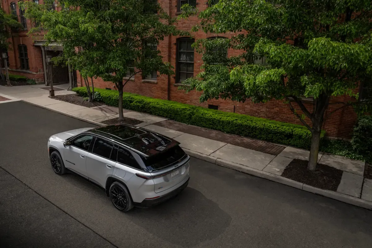Elettronauti - Jeep Wagoneer S - Dark Gray - Esterno - Vista anteriore a tre quarti