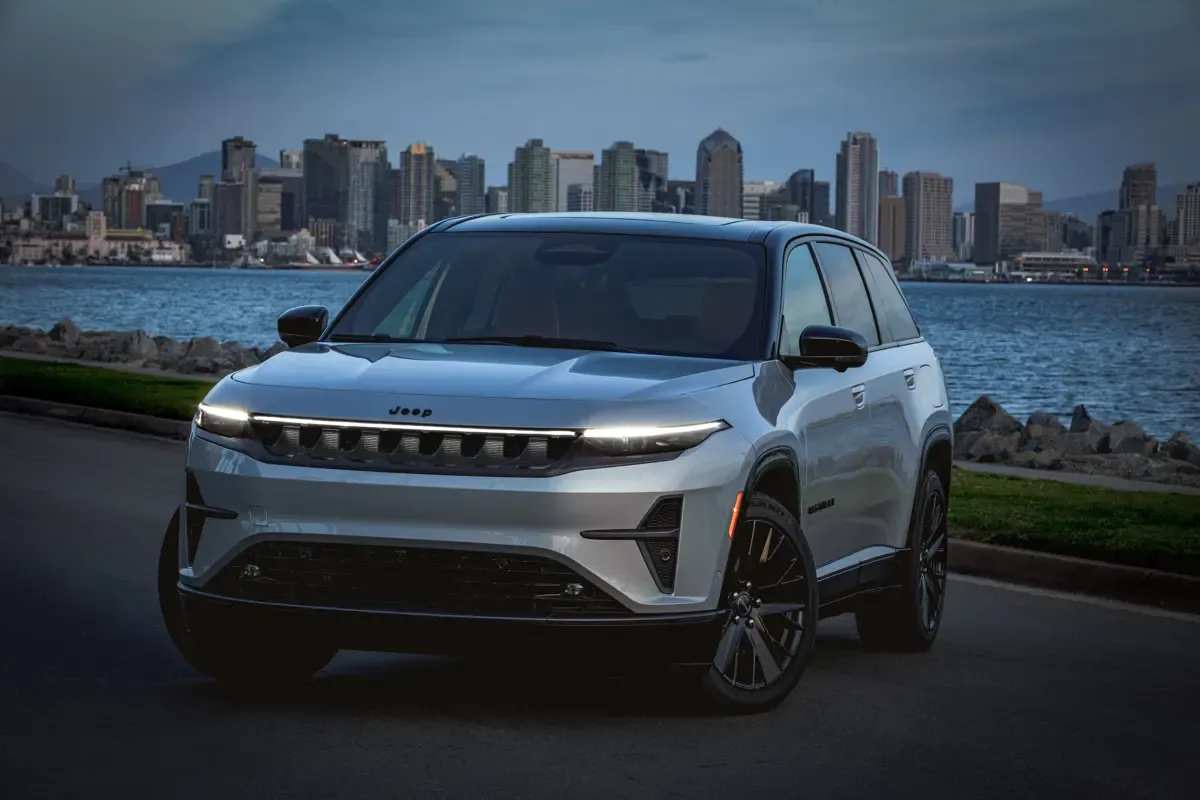 Elettronauti - Jeep Wagoneer S - Dark Grey - Esterno - Vista anteriore a tre quarti