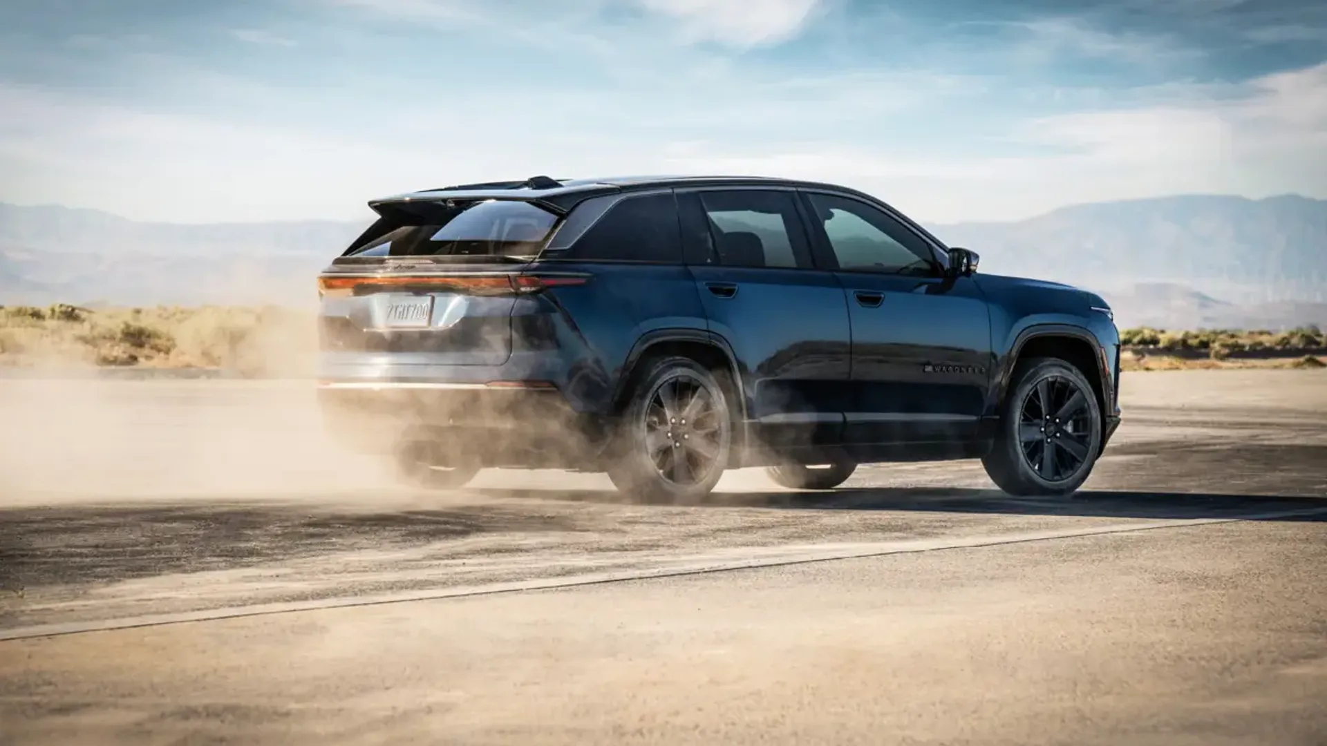 Elettronauti - Jeep Wagoneer S - Dark Grey - Esterno - Vista anteriore a tre quarti