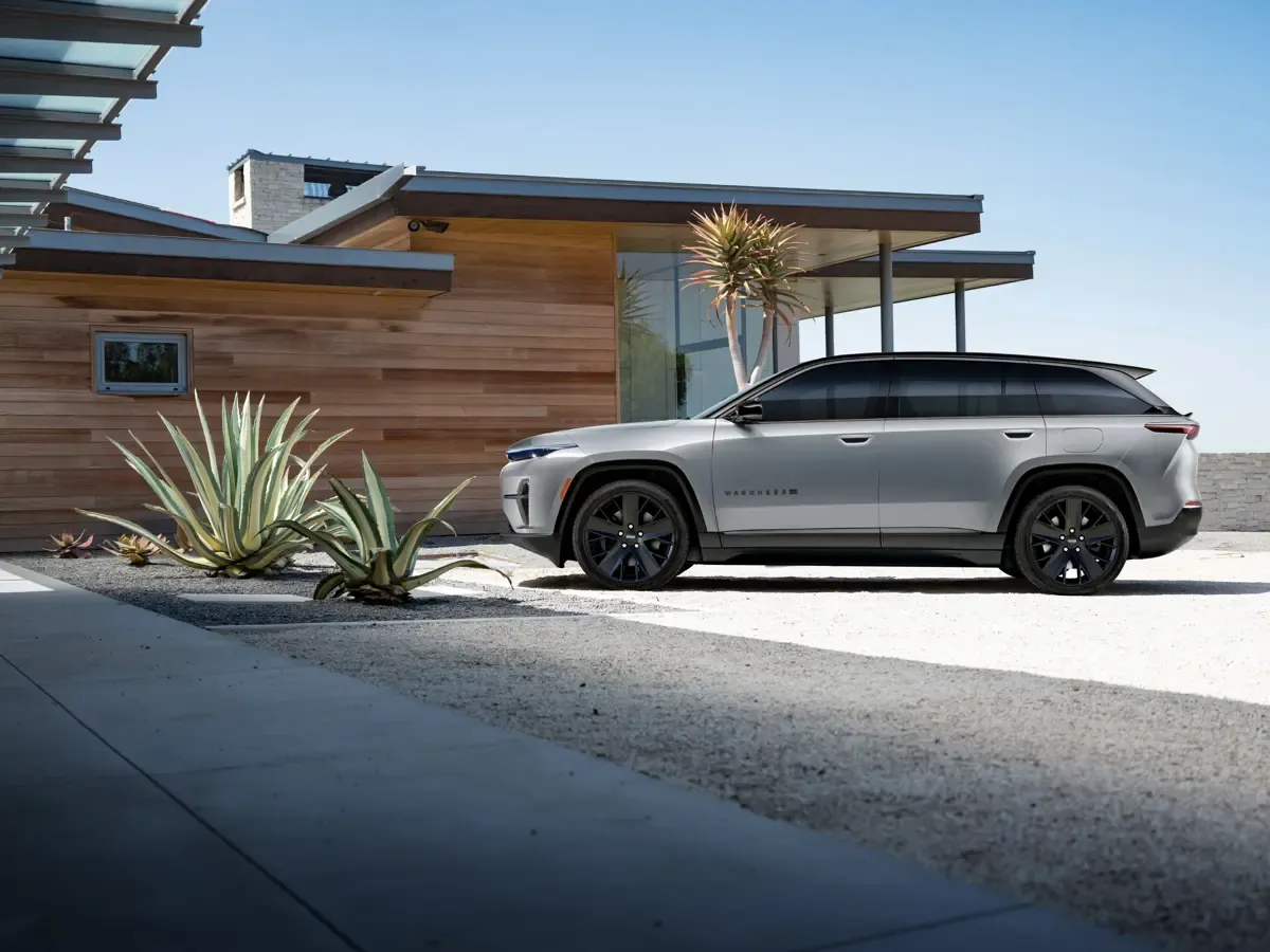 Elettronauti - Jeep Wagoneer S - Dark Grey - Esterno - Vista anteriore a tre quarti