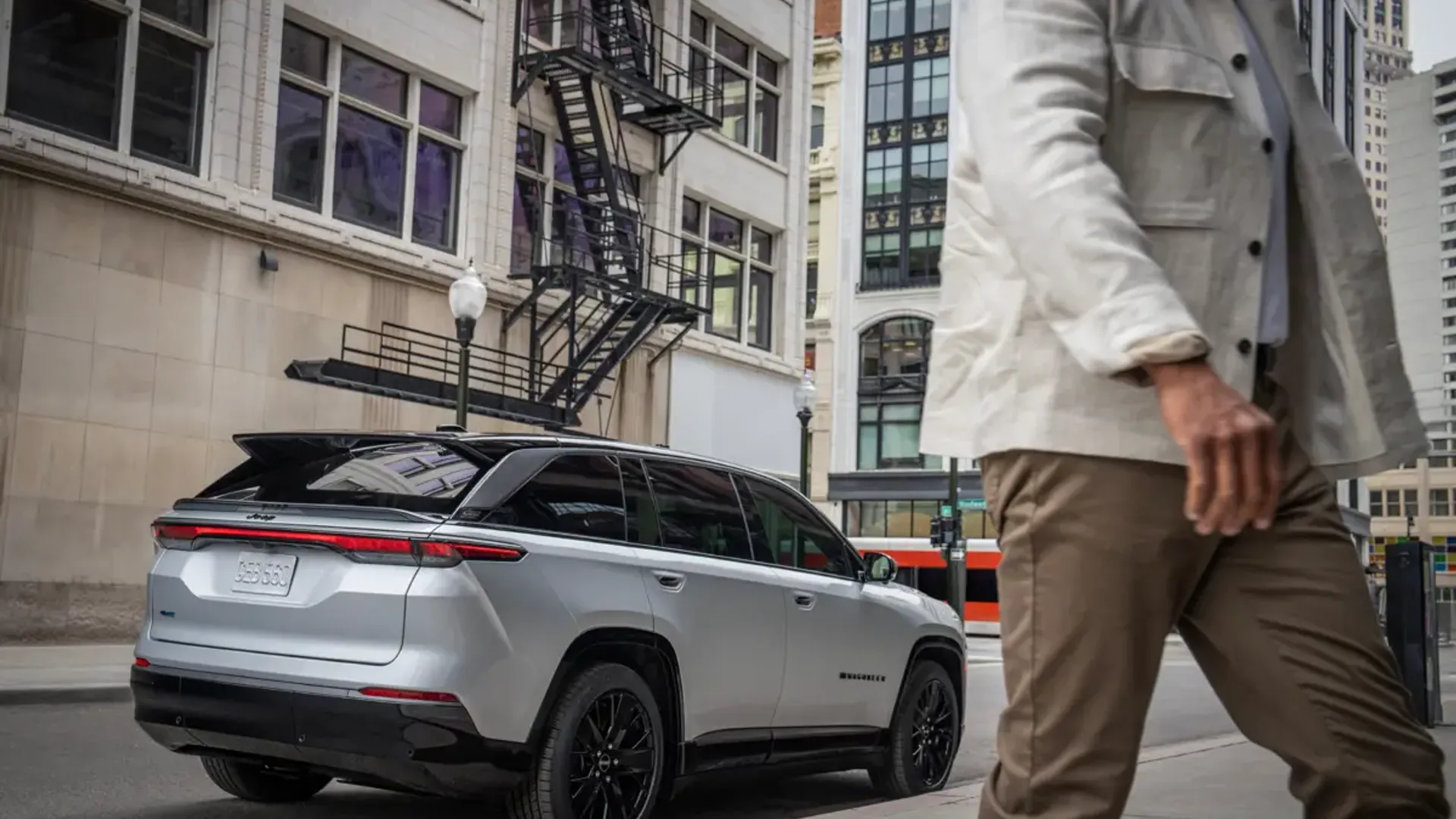 Elettronauti - Jeep Wagoneer S - Dark Grey - Esterno - Vista anteriore a tre quarti