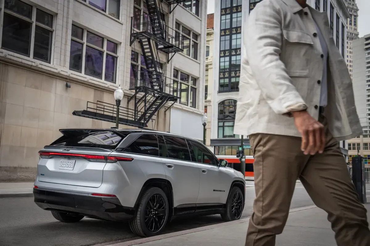 Elettronauti - Jeep Wagoneer S - Dark Grey - Esterno - Vista anteriore a tre quarti