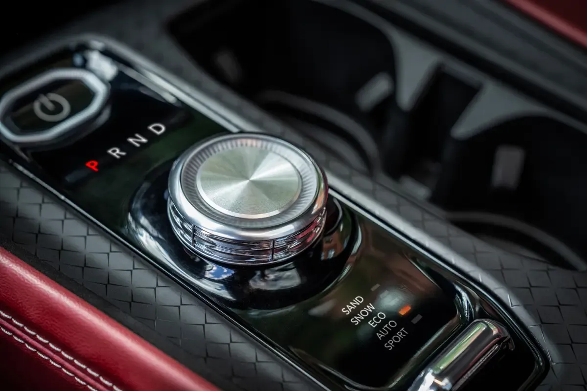 Elettronauti - Jeep Wagoneer S - Dark Grey - Esterno - Vista anteriore a tre quarti
