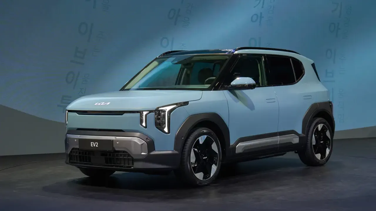 Elettronauti - Kia EV2 Long Range - Light Blue - Esterno - Vista anteriore a tre quarti