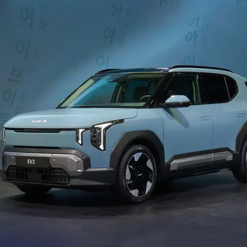 Elettronauti - Kia EV2 Long Range - Light Blue - Esterno - Vista anteriore a tre quarti