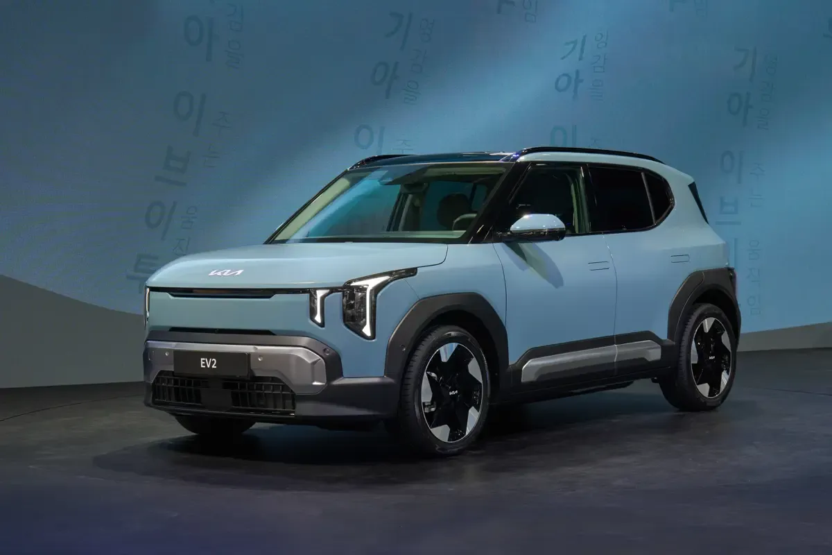 Elettronauti - Kia EV2 Long Range - Light Blue - Esterno - Vista anteriore a tre quarti
