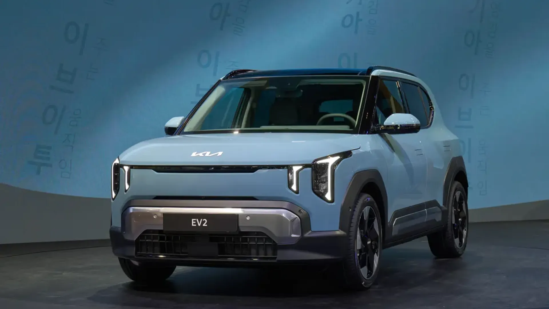 Elettronauti - Kia EV2 Long Range - Argento - Esterno - Vista anteriore a tre quarti