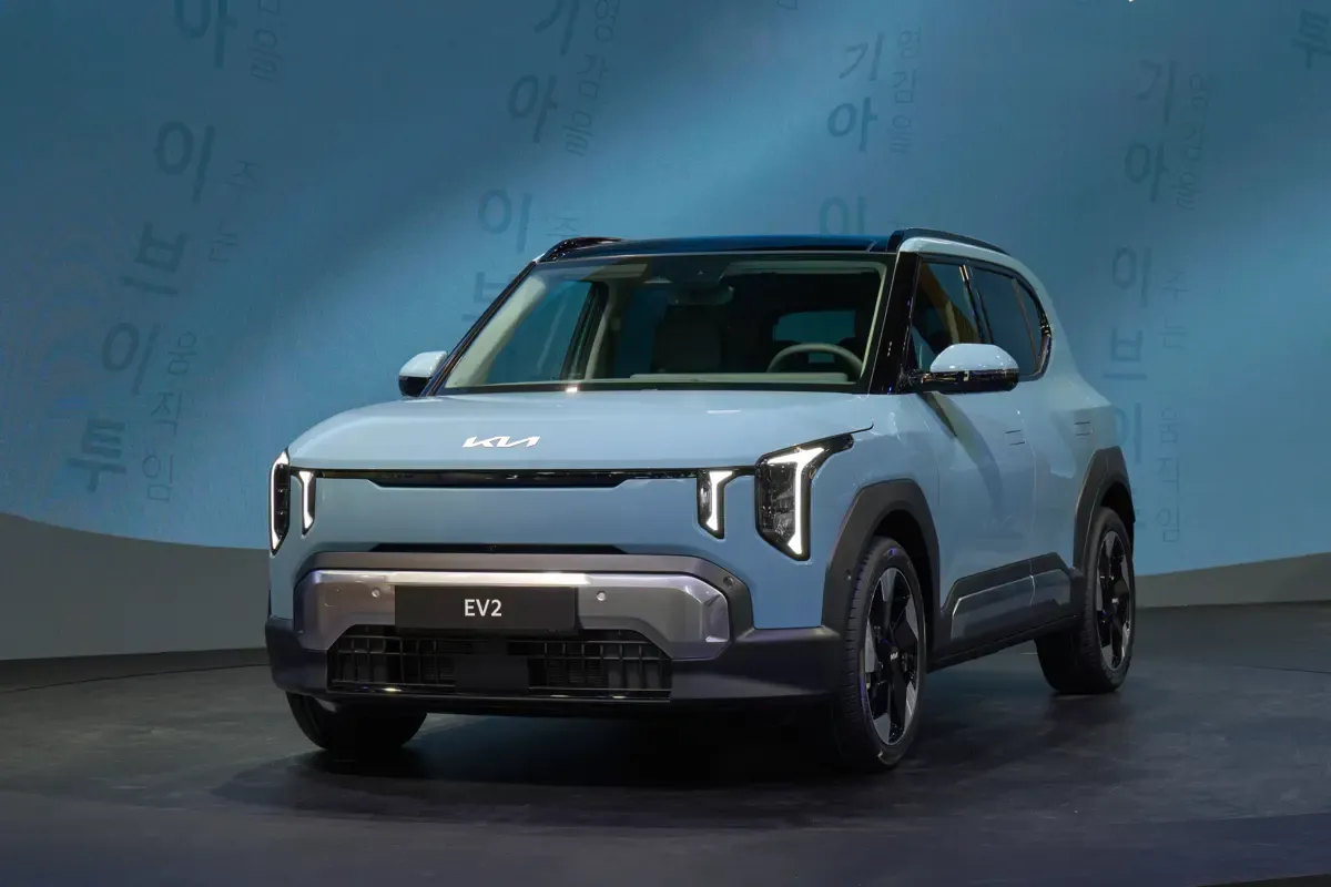 Elettronauti - Kia EV2 Long Range - Argento - Esterno - Vista anteriore a tre quarti