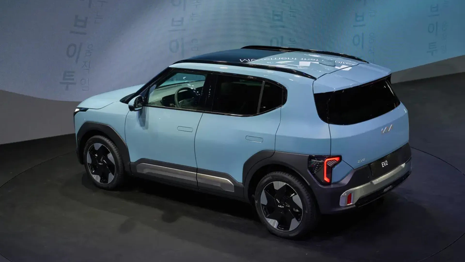 Elettronauti - Kia EV2 Long Range - Argento - Esterno - Vista anteriore a tre quarti