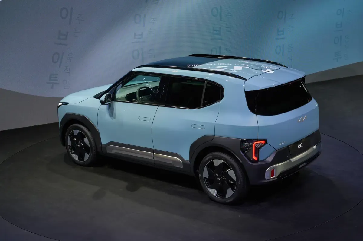 Elettronauti - Kia EV2 Long Range - Argento - Esterno - Vista anteriore a tre quarti