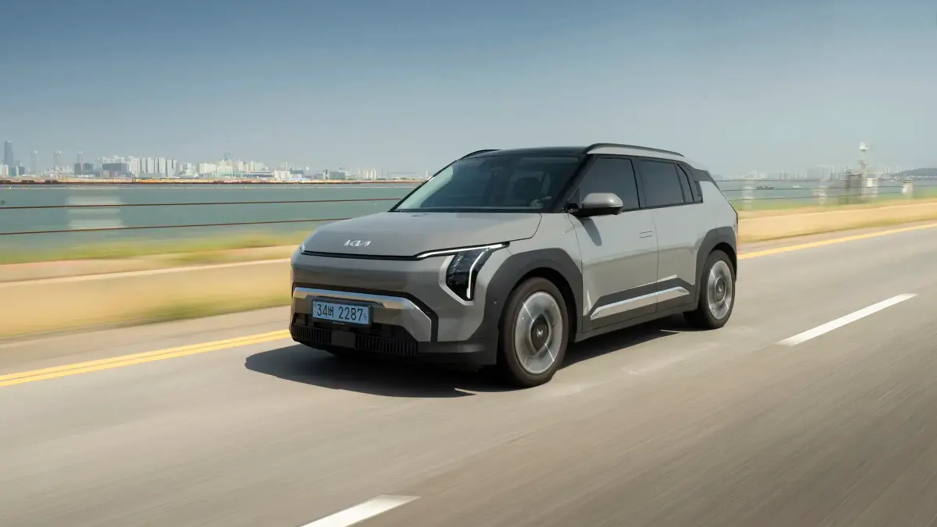 Elettronauti - Kia EV3 GT - Blu - Esterno - Vista anteriore a tre quarti