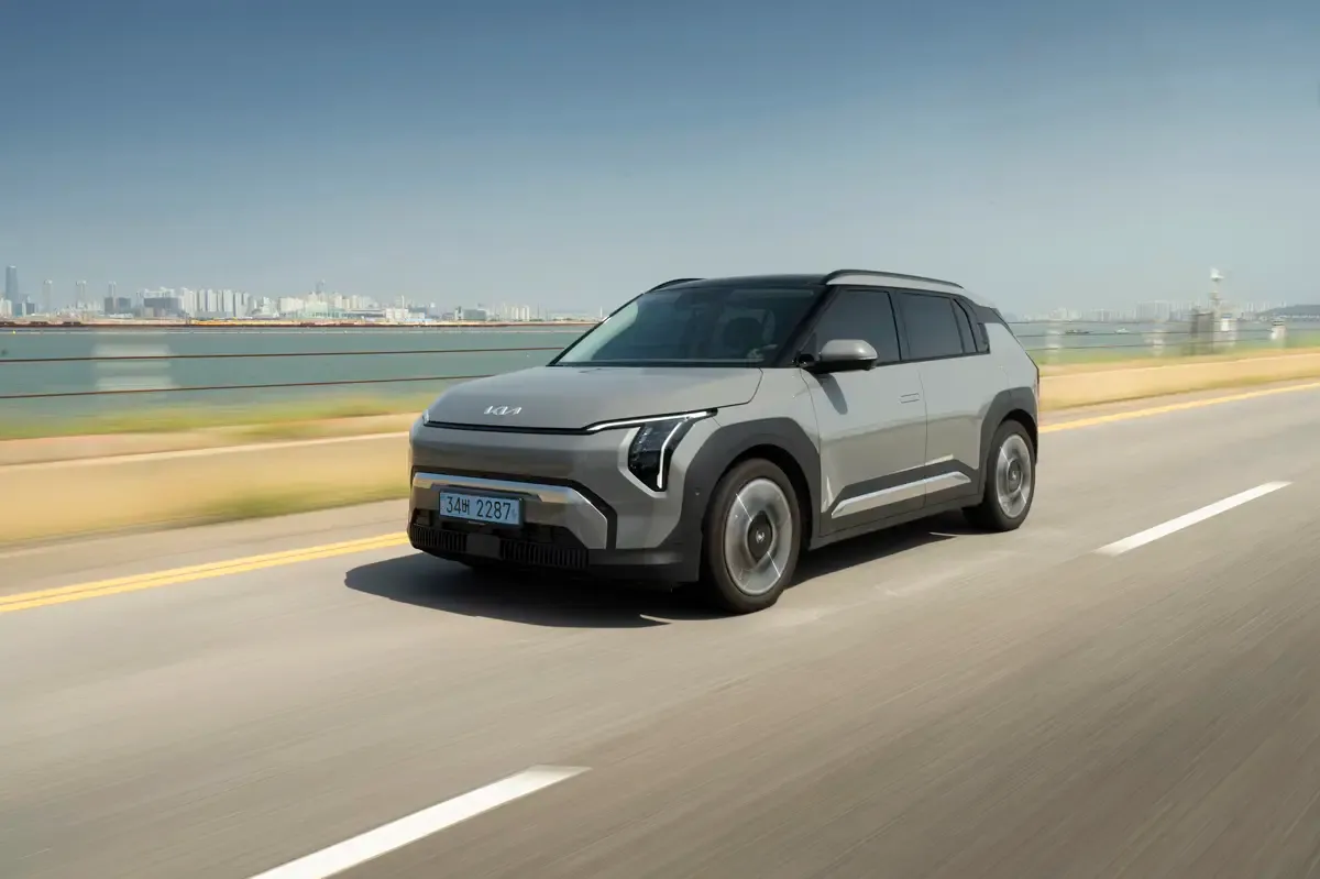 Elettronauti - Kia EV3 GT - Blu - Esterno - Vista anteriore a tre quarti