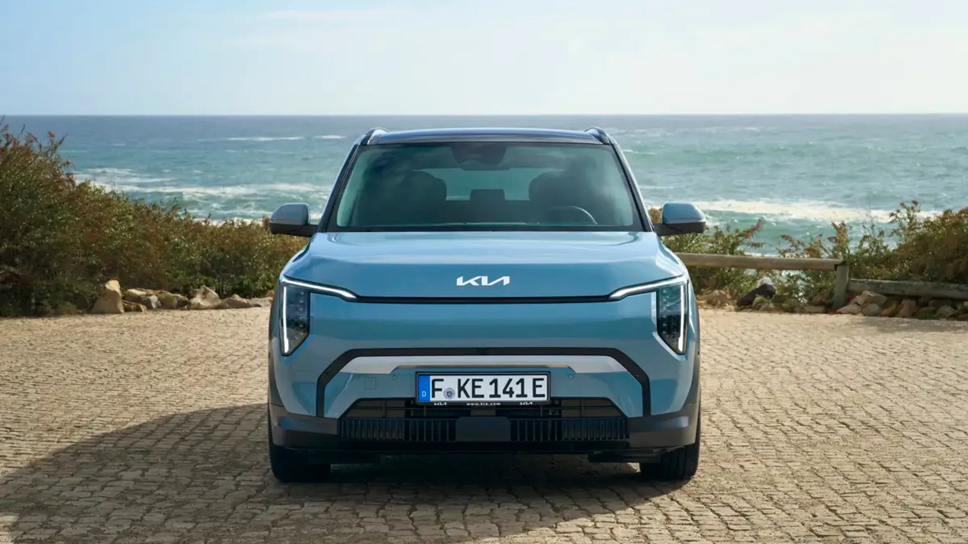 Elettronauti - Kia EV3 GT - Blu - Esterno - Vista anteriore a tre quarti