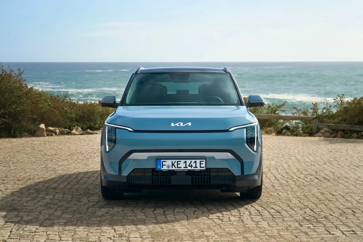 Elettronauti - Kia EV3 GT - Blu - Esterno - Vista anteriore a tre quarti