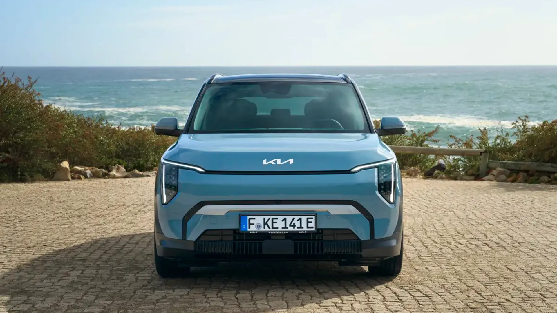Elettronauti - Kia EV3 GT - Blu - Esterno - Vista anteriore a tre quarti