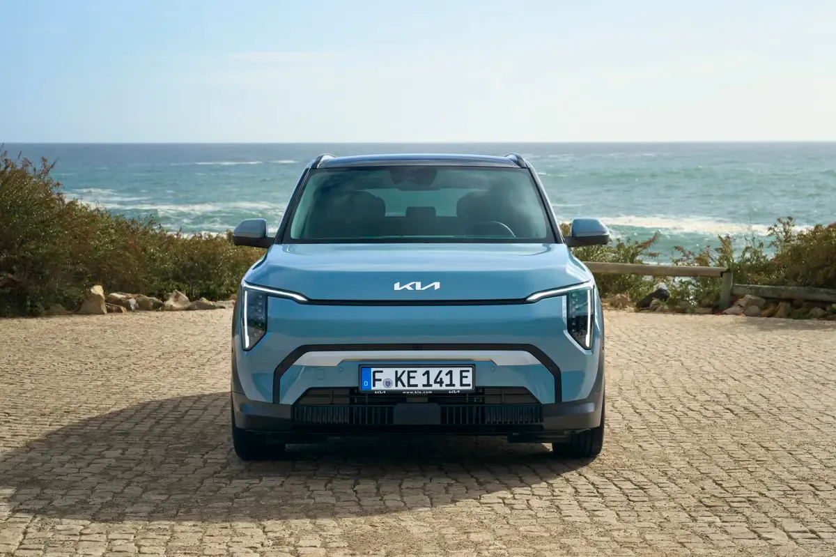 Elettronauti - Kia EV3 GT - Blu - Esterno - Vista anteriore a tre quarti