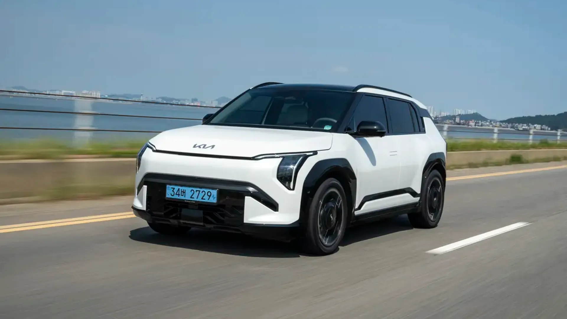 Elettronauti - Kia EV3 GT - Blu - Esterno - Vista anteriore a tre quarti