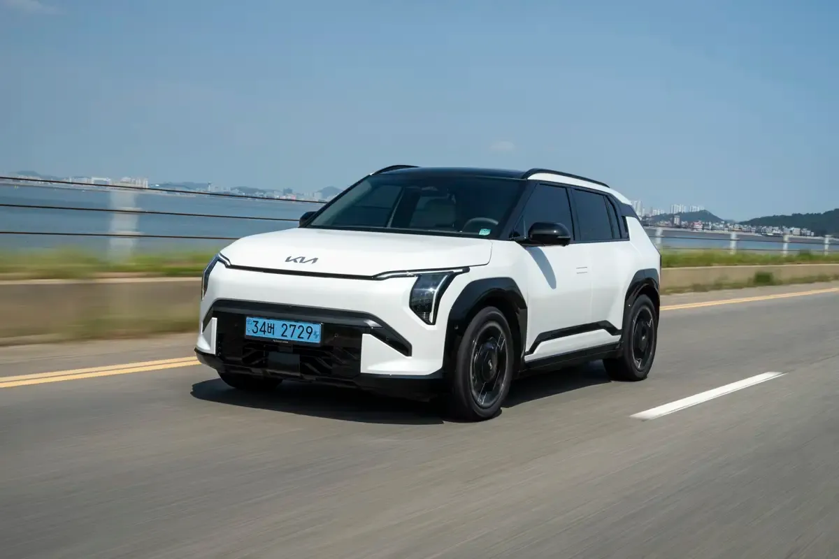 Elettronauti - Kia EV3 GT - Blu - Esterno - Vista anteriore a tre quarti