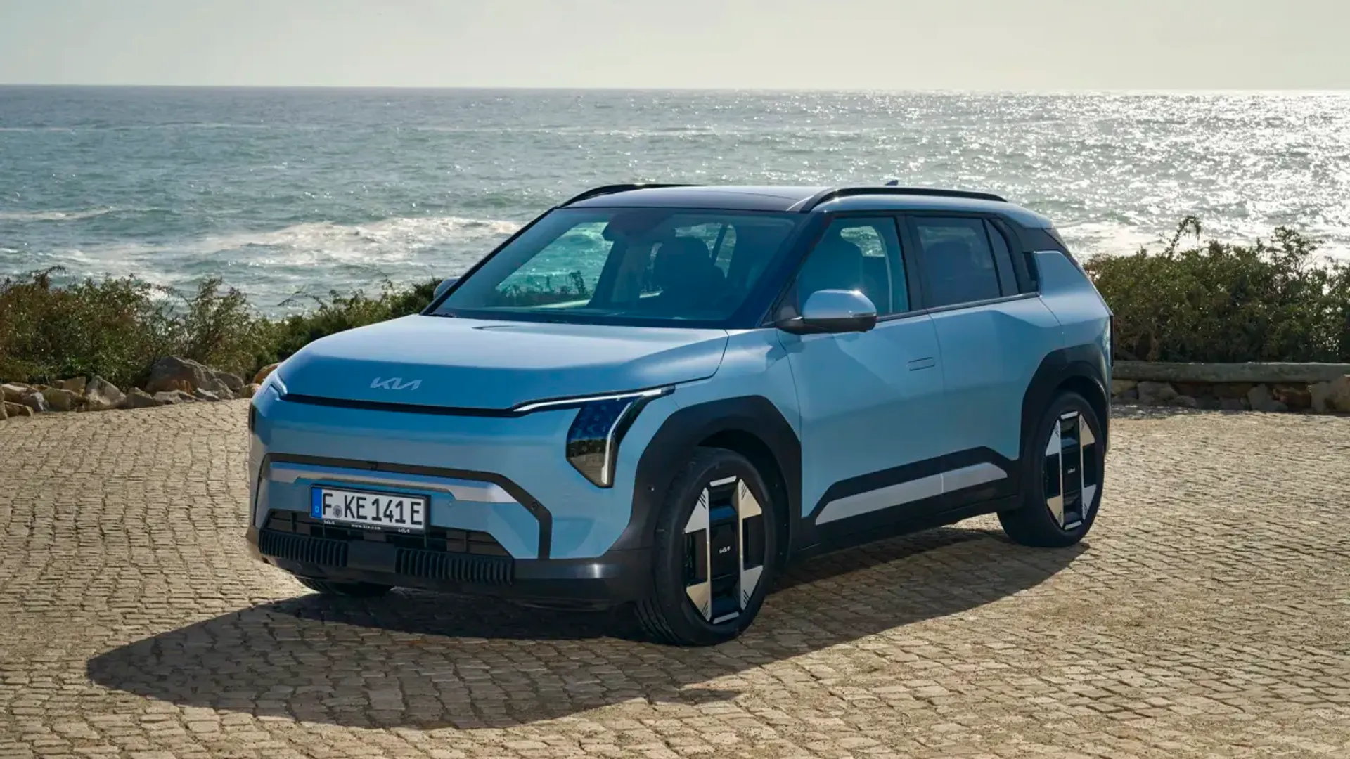 Elettronauti - Kia EV3 GT - Verde - Esterno - Vista anteriore a tre quarti