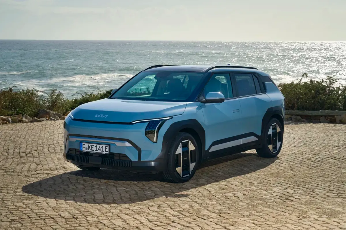 Elettronauti - Kia EV3 GT - Verde - Esterno - Vista anteriore a tre quarti
