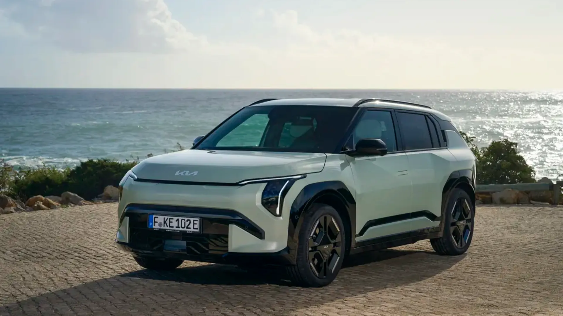 Elettronauti - Kia EV3 GT - Verde - Esterno - Vista anteriore a tre quarti