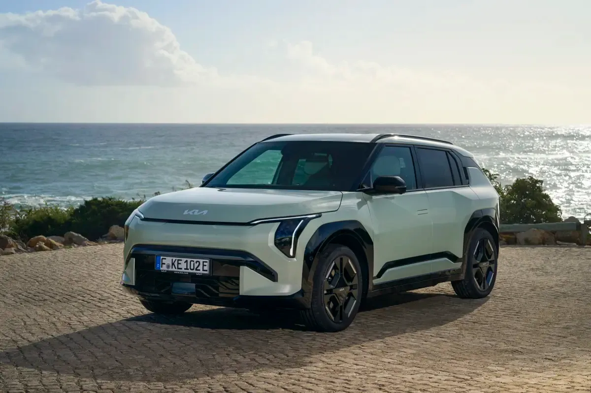 Elettronauti - Kia EV3 GT - Verde - Esterno - Vista anteriore a tre quarti