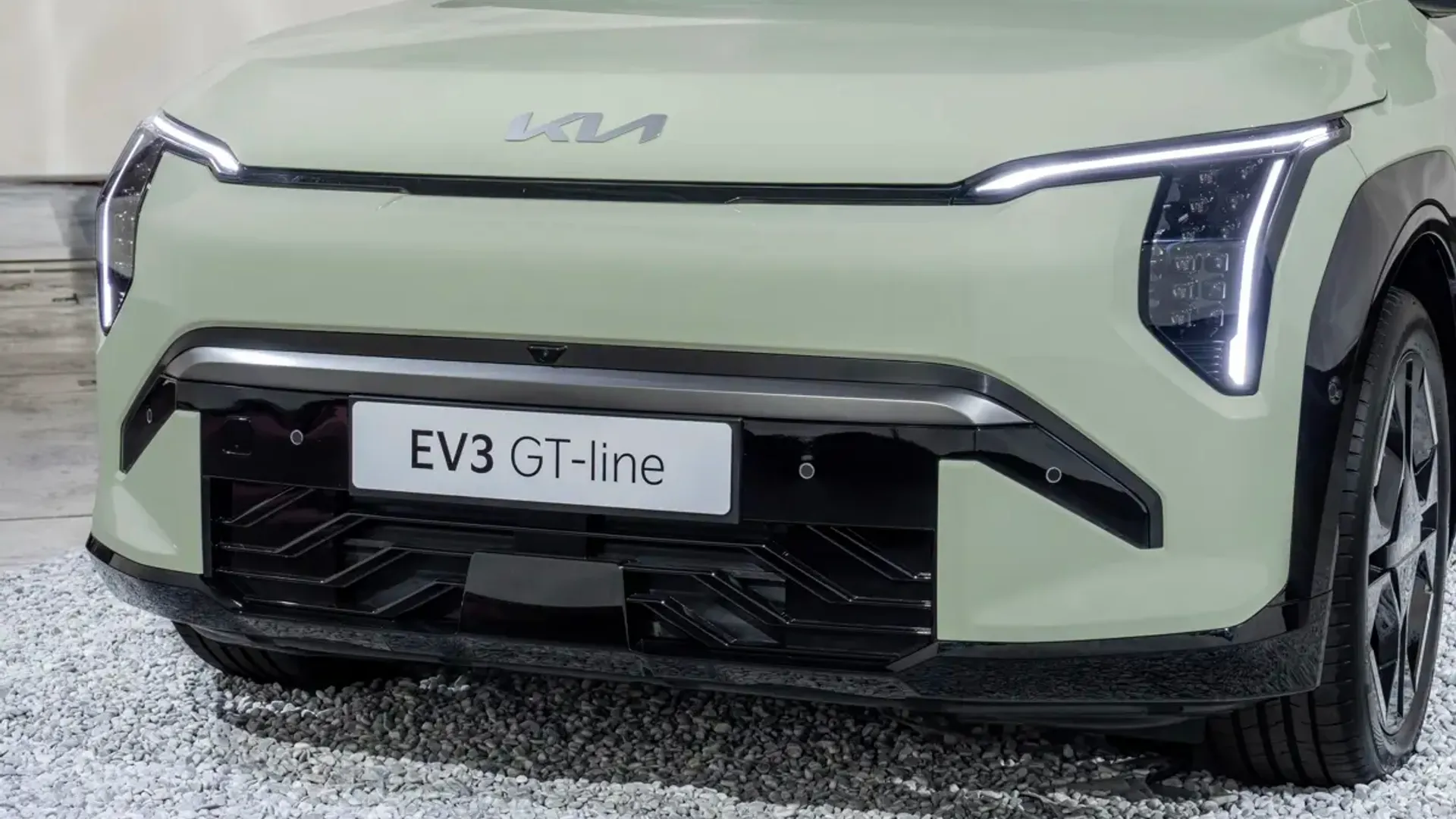 Elettronauti - Kia EV3 GT - Verde - Esterno - Vista anteriore a tre quarti