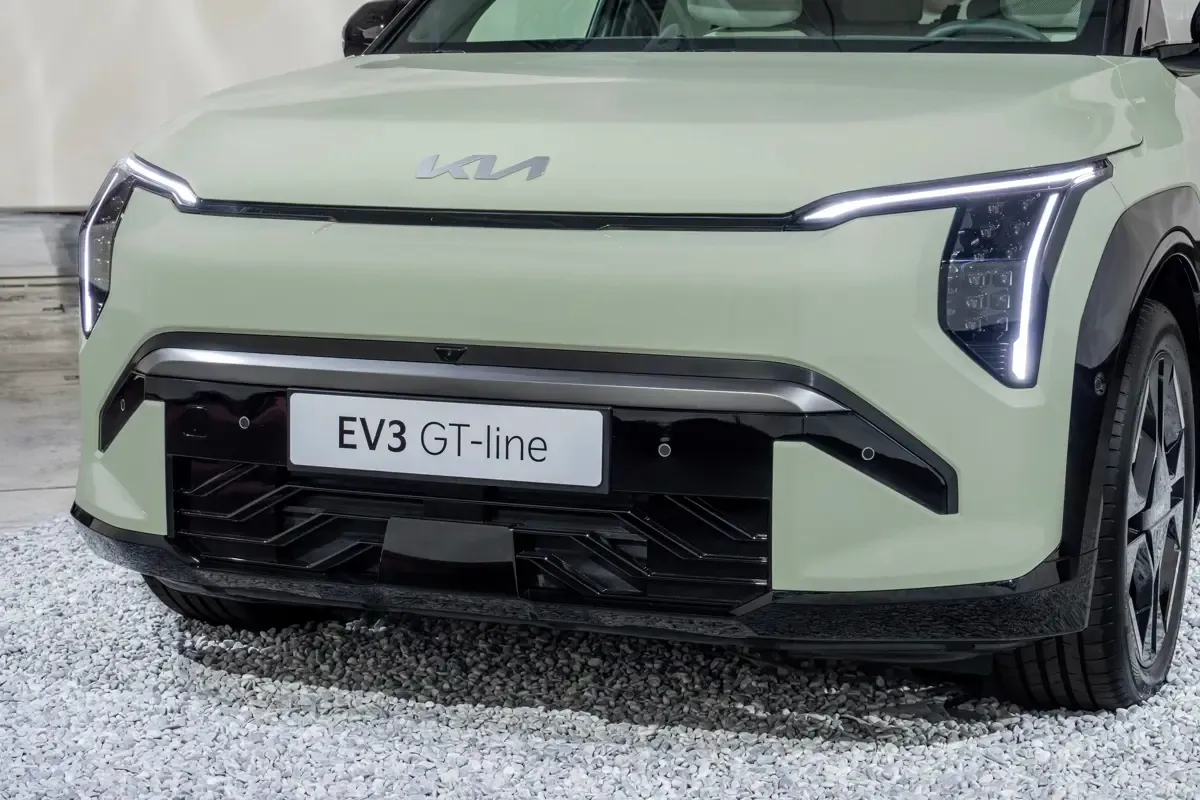 Elettronauti - Kia EV3 GT - Verde - Esterno - Vista anteriore a tre quarti