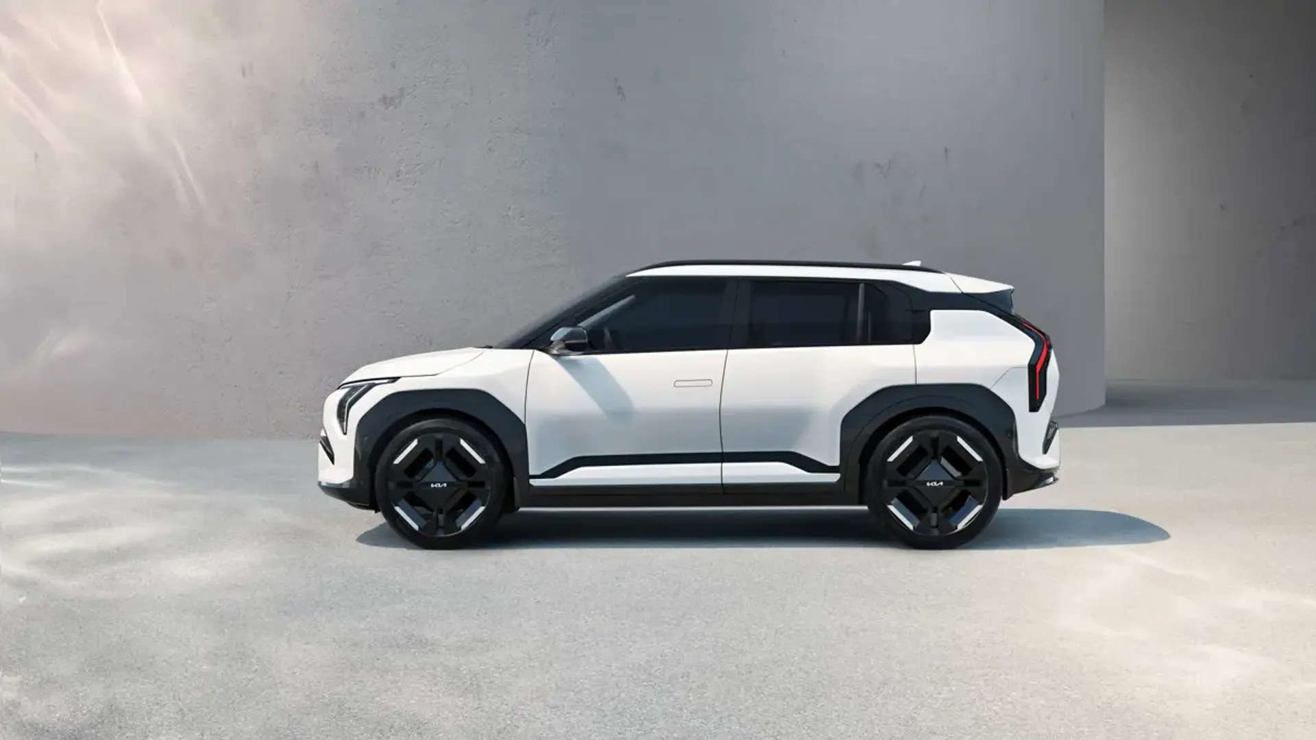 Elettronauti - Kia EV3 GT - Verde - Esterno - Vista anteriore a tre quarti