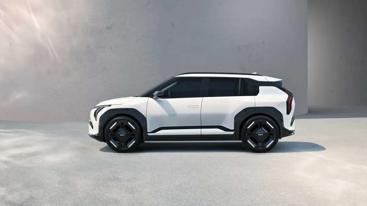 Elettronauti - Kia EV3 GT - Verde - Esterno - Vista anteriore a tre quarti