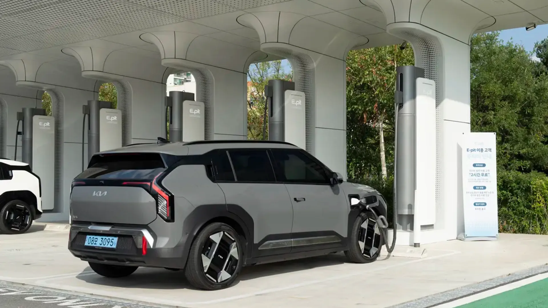 Elettronauti - Kia EV3 GT - Grigio - Esterno - Vista anteriore a tre quarti