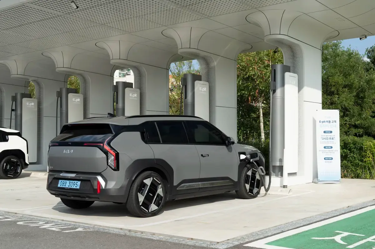 Elettronauti - Kia EV3 GT - Grigio - Esterno - Vista anteriore a tre quarti