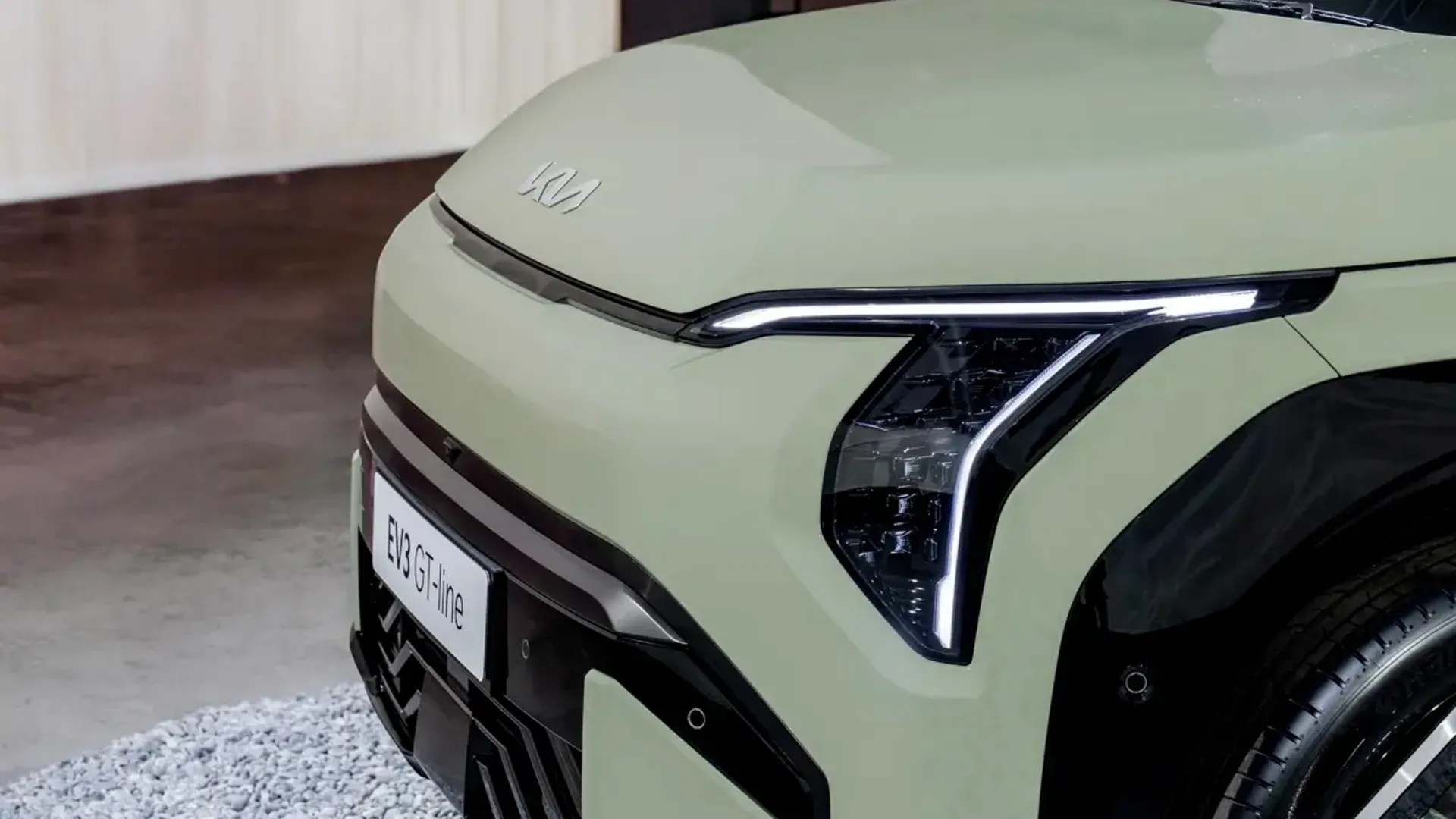 Elettronauti - Kia EV3 GT - Grigio - Esterno - Vista anteriore a tre quarti