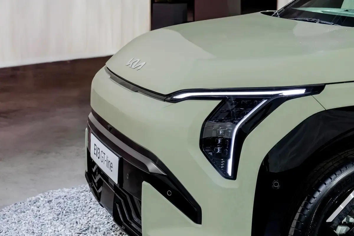 Elettronauti - Kia EV3 GT - Grigio - Esterno - Vista anteriore a tre quarti