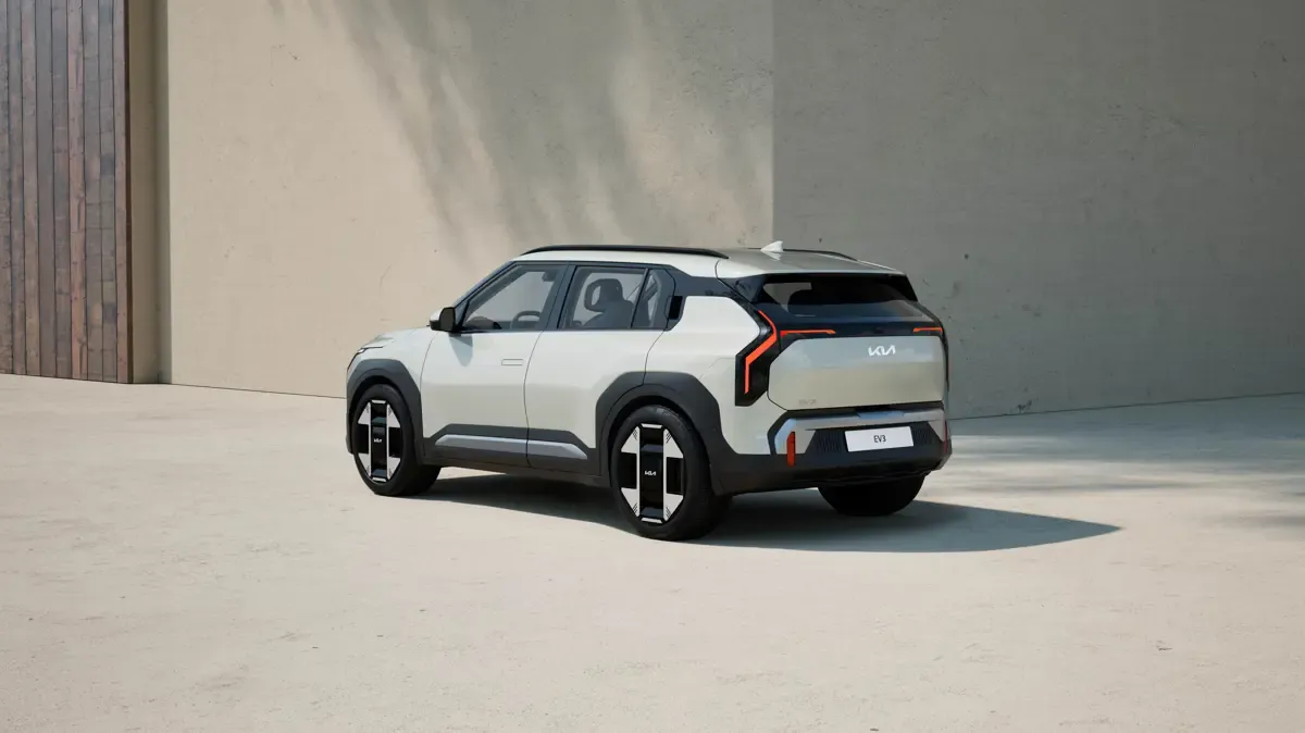 Elettronauti - Kia EV3 GT - Grigio - Esterno - Vista anteriore a tre quarti