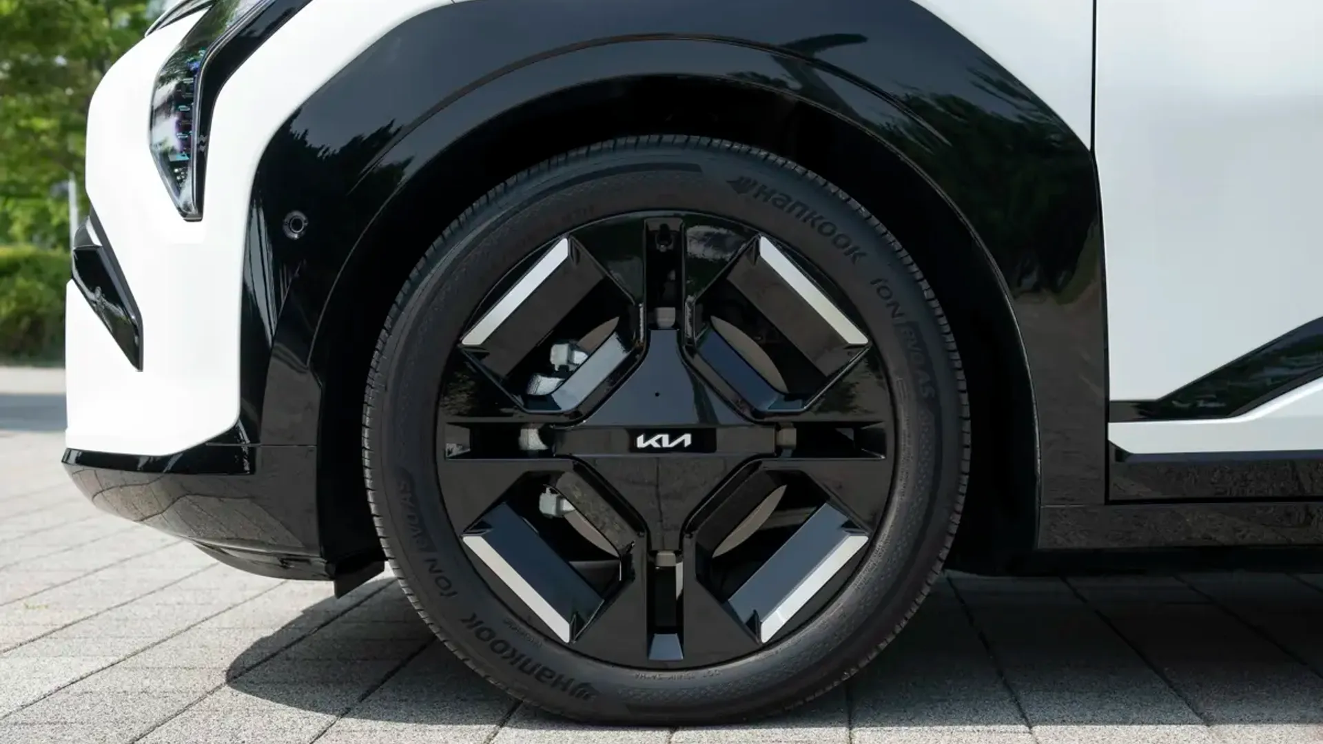 Elettronauti - Kia EV3 GT - Light Blue - Esterno - Vista anteriore a tre quarti