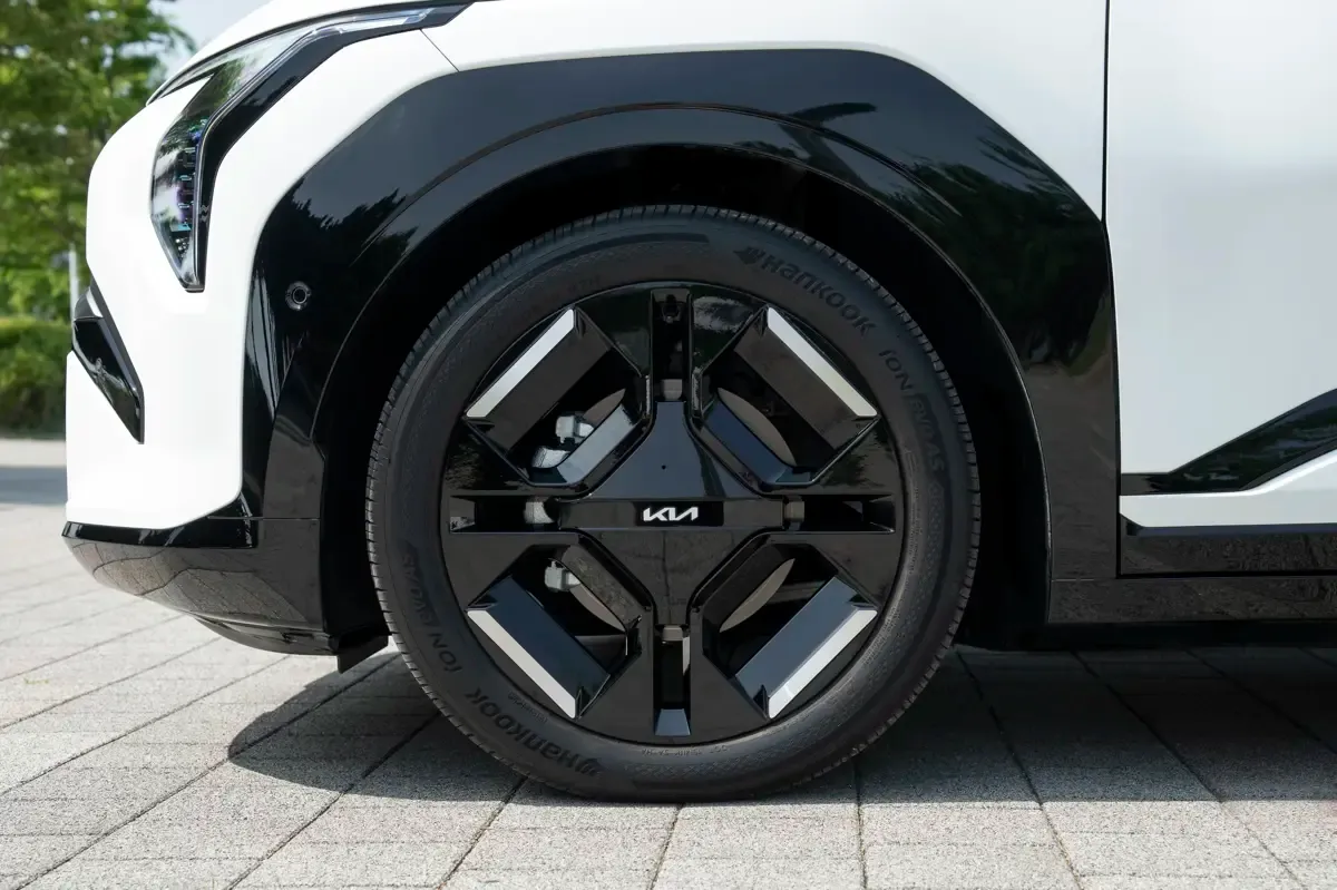 Elettronauti - Kia EV3 GT - Light Blue - Esterno - Vista anteriore a tre quarti